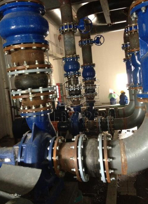 橡膠接頭的實際安裝圖 /></p>用過程中容易出現(xiàn)的問題，以及怎樣保養(yǎng)的方式方法。<BR>    上海市靜安區(qū)橡膠接頭質(zhì)量有保證但是在某些條件惡劣的情況下會對球體產(chǎn)生一定的不良影響，產(chǎn)生開裂或裂紋的問題：我們的管道在經(jīng)過暴曬后、隨著時間的推移會出現(xiàn)老化，會出現(xiàn)不同程度的開裂損壞，這種情況應(yīng)該定期檢查維護及時的更換，并且我們應(yīng)該盡量的避免橡膠接頭在陽光下暴曬或是風吹雨淋，安裝一些保護措施，延長上海市靜安區(qū)橡膠接頭的使用壽命。<BR>    上海市靜安區(qū)橡膠接頭經(jīng)水泡變形脫層：如果表面有一小部分水泡或變形，不會影響到產(chǎn)品的性能，要進行明顯標注，進行定期檢查巡視。如果球體表面存在大水泡，變形和/或?qū)臃蛛x，及時進行維修更換。有時可觀察到上面的法蘭外徑的橡膠簾布層分離，橡膠接頭應(yīng)盡快更換。<BR>    上海市靜安區(qū)橡膠接頭型號的安裝：應(yīng)該檢查安裝是否正確。法蘭之間，有沒有過大。檢查管道是否存在過度伸長，過度壓縮，橫向或者角度位移。如果安裝不正確會造成產(chǎn)品位移過大，應(yīng)該調(diào)整管道后重新更換產(chǎn)品，或者增加橡膠接頭的數(shù)量，以適應(yīng)現(xiàn)有的運行環(huán)境安裝。<BR>    還要注意泄漏的問題、如果一旦發(fā)現(xiàn)泄漏的情況、我們需要先看是不是螺栓是不是沒擰緊，如果排除這個因素，那么有可能是橡膠接頭球體與管道配套法蘭在連接過程中出現(xiàn)偏差從而造成接觸面不能百分之九十九接觸進而影響管道的密封性能，如果出現(xiàn)此類情況應(yīng)該拆掉螺栓組，重新組裝，確保密封性能。<BR>    駱盈生產(chǎn)的橡膠接頭在管道中能有效的補償和緩解管道和盲板推力，又能便于水泵，閥門的安裝與維修環(huán)境的更換工作，實為管道安裝運行領(lǐng)域中為理想的配套產(chǎn)品。<BR><h4>伸縮器技術(shù)參數(shù)</h4>
<table cellspacing=